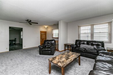 2813 J St SW, Cedar Rapids, IA 52404 - photo 6