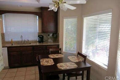 Breakfast nook adjacent to family room with wonder