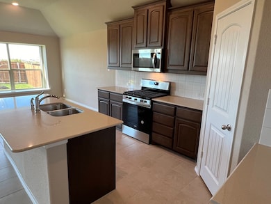 913 Beverly Dr, Cleburne, TX 76033 - photo 5