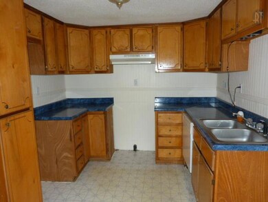 1602 Summer St, Manchester, TN 37355 - photo 3