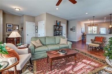 Looking into entryway (front door to the left) - t