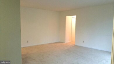 3890 Lyndhurst Dr unit 202, Fairfax, VA 22031 - photo 4