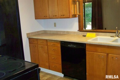 1704 Monterey Ct, Bettendorf, IA 52722 - photo 4