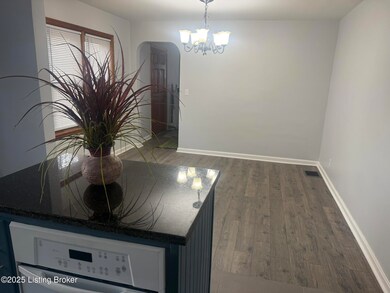 1818 Lewiston Dr, Louisville, KY 40216 - photo 4