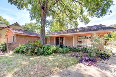 6227 Lindyann Ln, Houston, TX 77008 - photo 2
