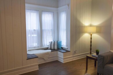 Bay Window/Lvrm