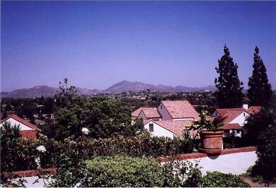 Panoramic mountain views.