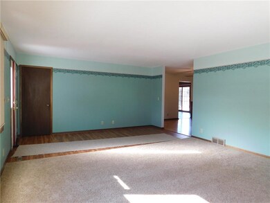 2422 N 4th Ave E, Newton, IA 50208 - photo 4