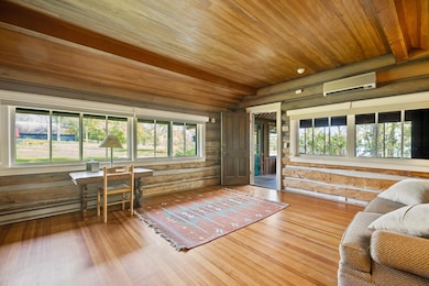 Harry's - Living Room