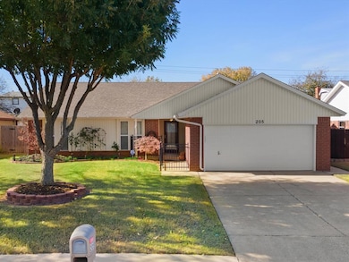 205 N Ramblin Oaks Dr, Moore, OK 73160 - photo 2