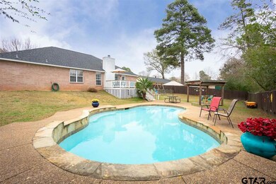 1510 1510 E Leach St, Kilgore, TX 75662 - photo 2