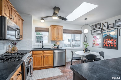 2230 Warren St, Davenport, IA 52804 - photo 4