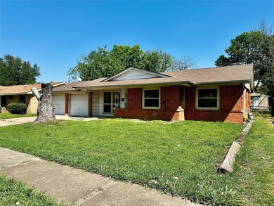 Ranch-style house with brick siding, a front yard,