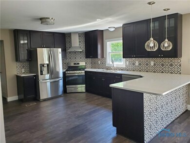 Custom kitchen w/ quartz counters

