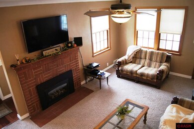 1019 N Jefferson St, New Ulm, MN 56073 - photo 2