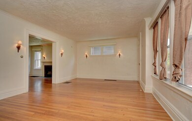 1740- Living Room (2)