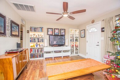 1039 E Devonshire