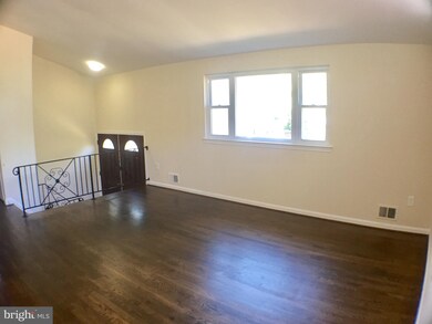 8207 Springfield Village Dr, Springfield, VA 22152 - photo 4