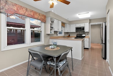 2238 Appleby Dr, Wheaton, IL 60189 - photo 5