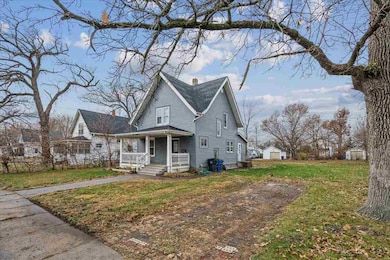 909 Daniels St NE, Cedar Rapids, IA 52402 - photo 3