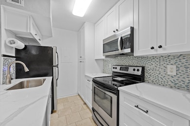 Kitchen with appliances with stainless steel fini