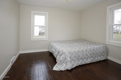 811 S Hooker Ave, Three Rivers, MI 49093 - photo 7