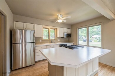 2910 Shadyoak Dr, Des Moines, IA 50310 - photo 5