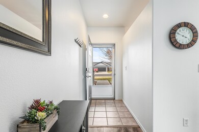 3244 SW Peridot Ave, Redmond, OR 97756 - photo 2