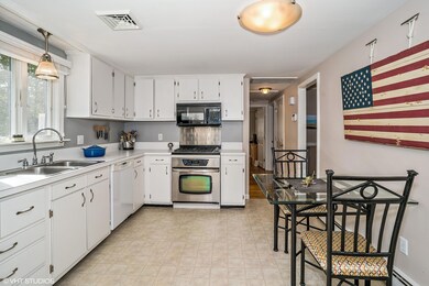 04_49HemlockLane_5_Kitchen_HiRes