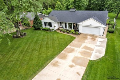 417 N Kingsway Dr, Aurora, IL 60506 - photo 2