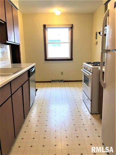 2324 Adams St, Davenport, IA 52803 - photo 4