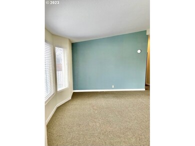 Living Room/Entrance