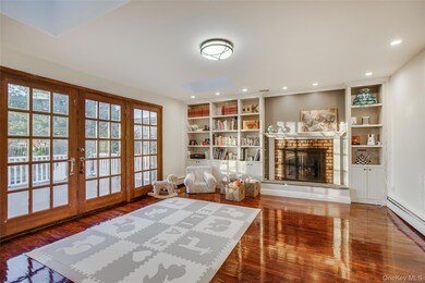 1041 Glen Cove Ave, Roslyn, NY 11576 - photo 4