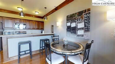 Dining Area & Breakfast Bar