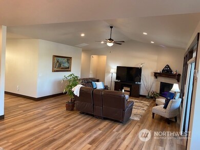 675 S Perry Ave, East Wenatchee, WA 98802 - photo 4