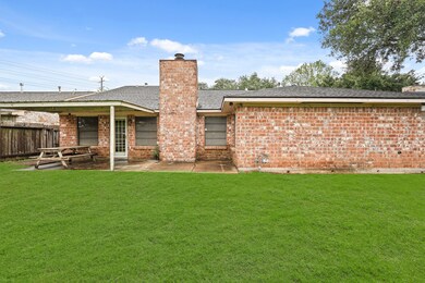 Nice backyard with space for a trampoline or plays