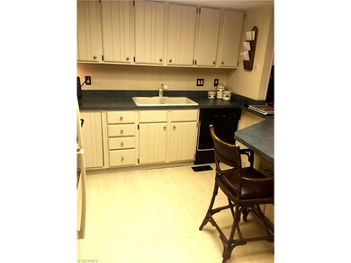 Nice size kitchen transfers with all appliances. E
