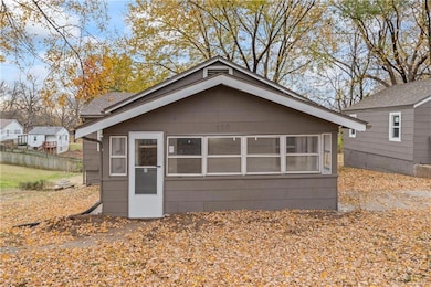 320 N Cedar Ave, Independence, MO 64053 - photo 2