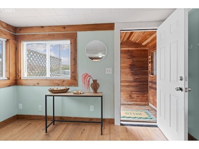 830 Oceanway St, Seaside, OR 97138 - photo 3