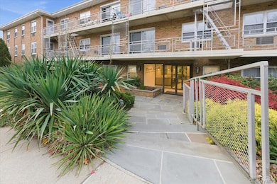 90 S Park Ave unit B2, Rockville Centre, NY 11570 - photo 2