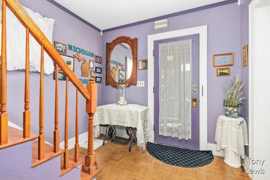 Foyer w/hardwood floors