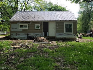 2913 Warren Dr, Uniontown, OH 44685 - photo 2