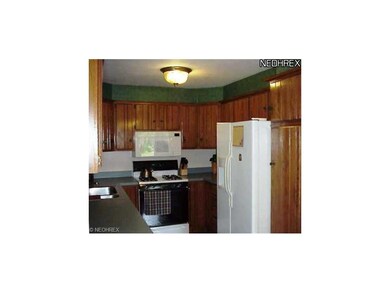 Note pantry cabinet and 4 lazy susans (2 up and 2 