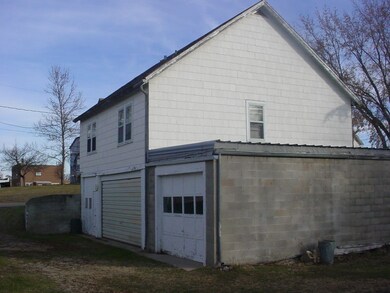 View of attached garages<|><|>