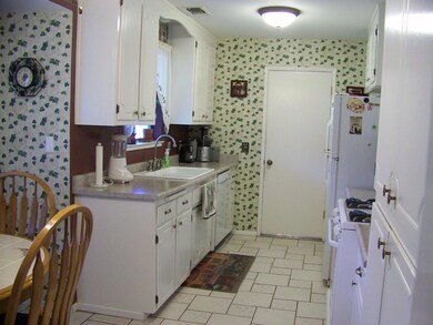 Lupine kitchen 2
