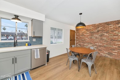4449 N 40th St-large-014-011-TOD4711-150