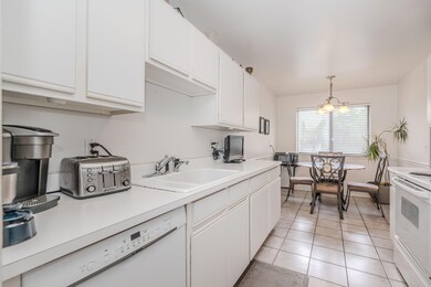 29637 Farmbrook Villa Ct unit 21, Southfield, MI 48034 - photo 3