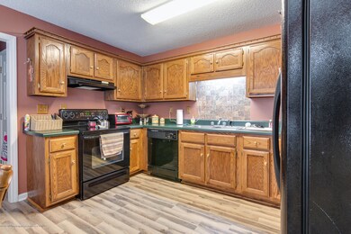 lots of cabinetss