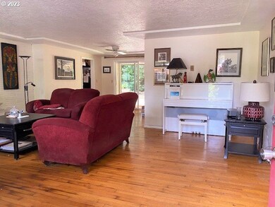 Living Room/Entrance