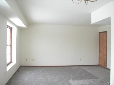 867 Maryland Ct, Whitehall, PA 18052 - photo 2